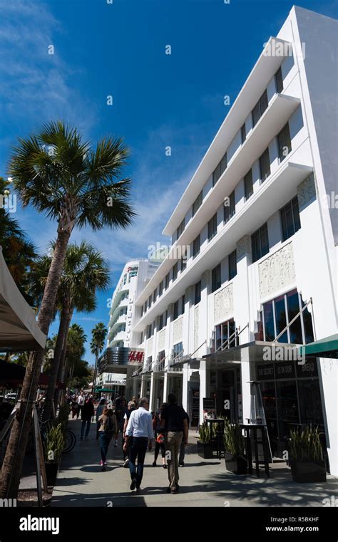 Lincoln road mall - Lincoln Road Mall, built in 1960, is located in Miami Beach, Florida, a 7.1 square mile island between Biscayne Bay and the Atlantic Ocean. 1111 Lincoln Road is one block of a mile-long ...